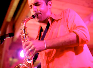 Alex Chanteur Guitariste Saxophoniste